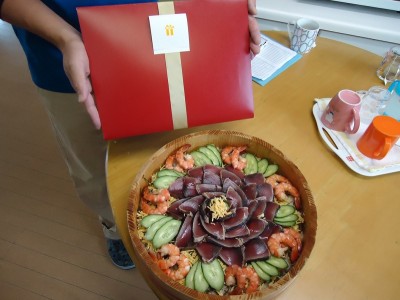 誕生日のプレゼントとご馳走の海鮮ちらし寿司です。 きれいな盛り付けは職人技。
